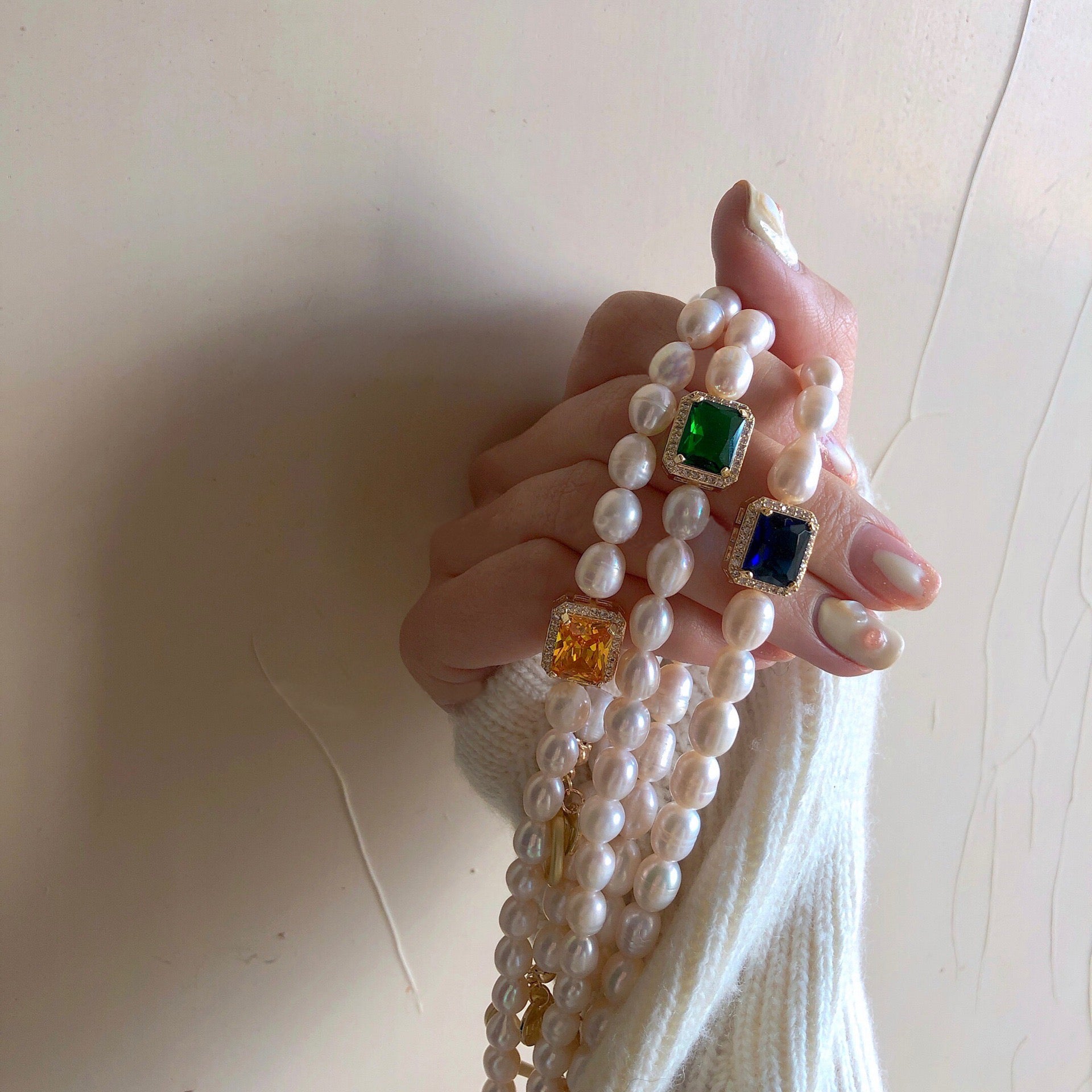 Female pearl gem necklace