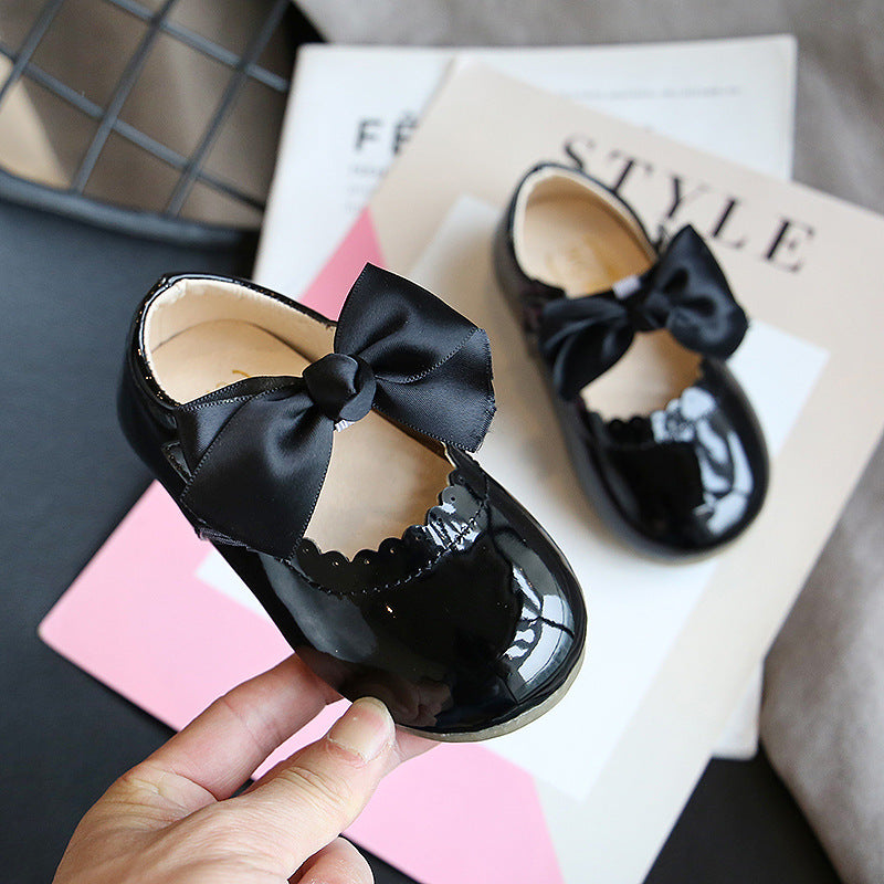 أحذية بناتية جلدية صغيرة