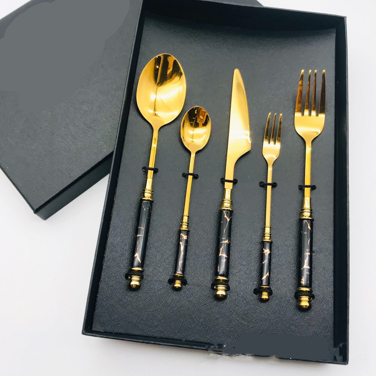 أدوات مائدة ذهبي مصنوعه من  الفولاذ المقاوم للصدأ 