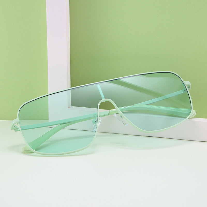 نظارة شمسية ملونة من قطعة واحدة