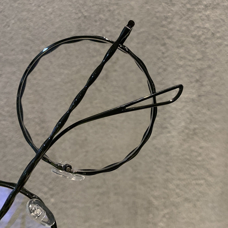 نظارة بإطار معدني دائري