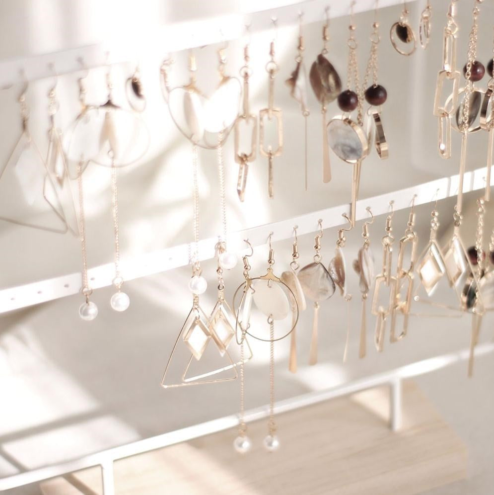 Hanging to store earrings