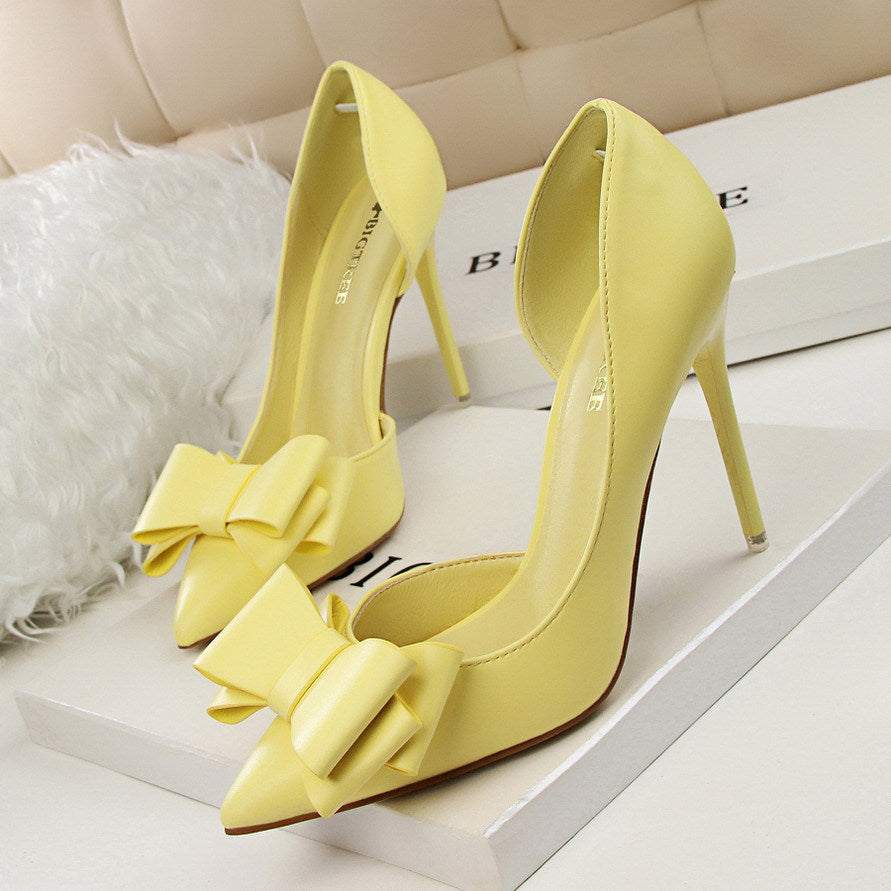 Shallow mouth pointed side hollow shoes