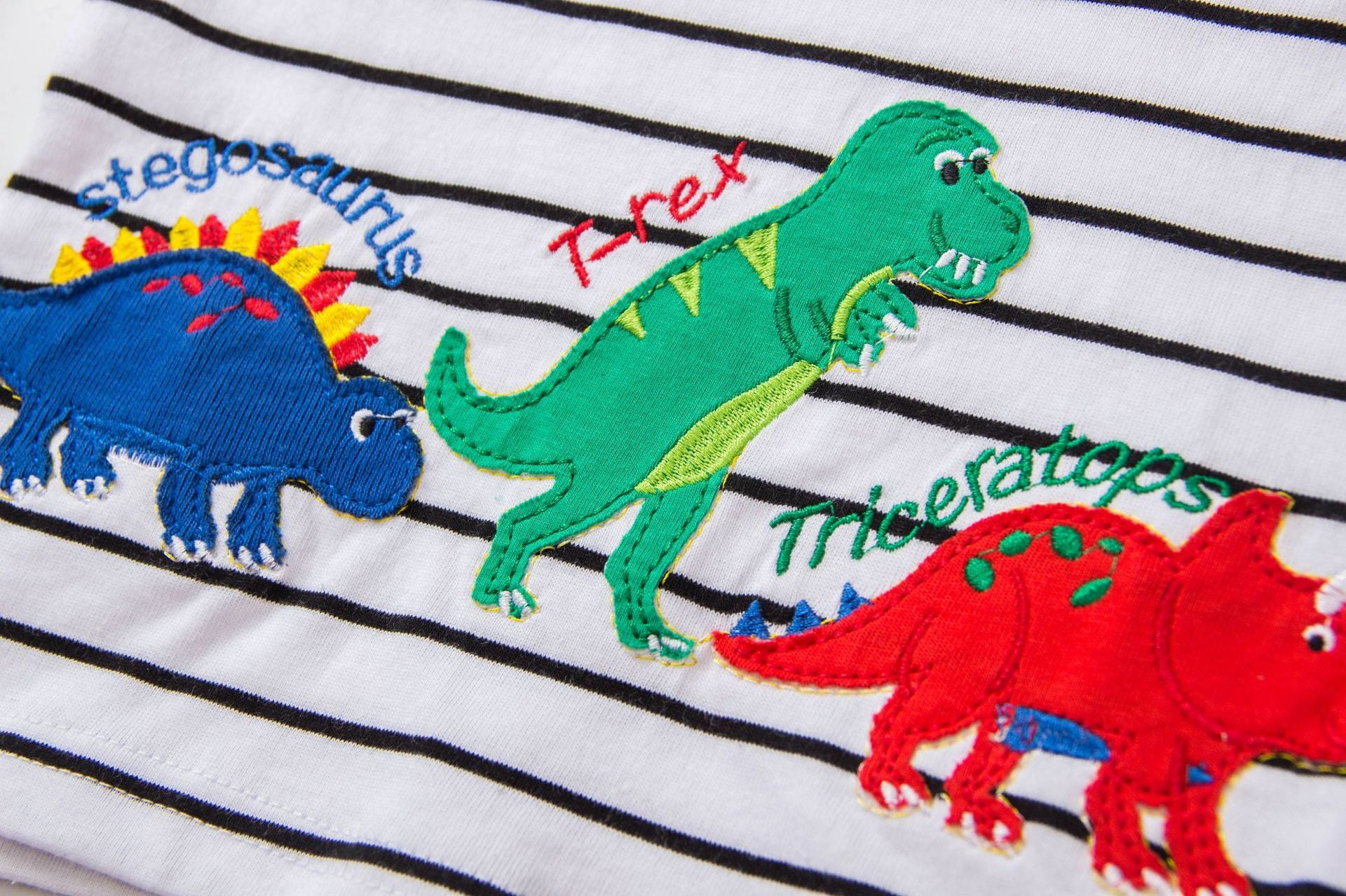 تي شيرت مخطط  للأولاد بطبعة ديناصور 