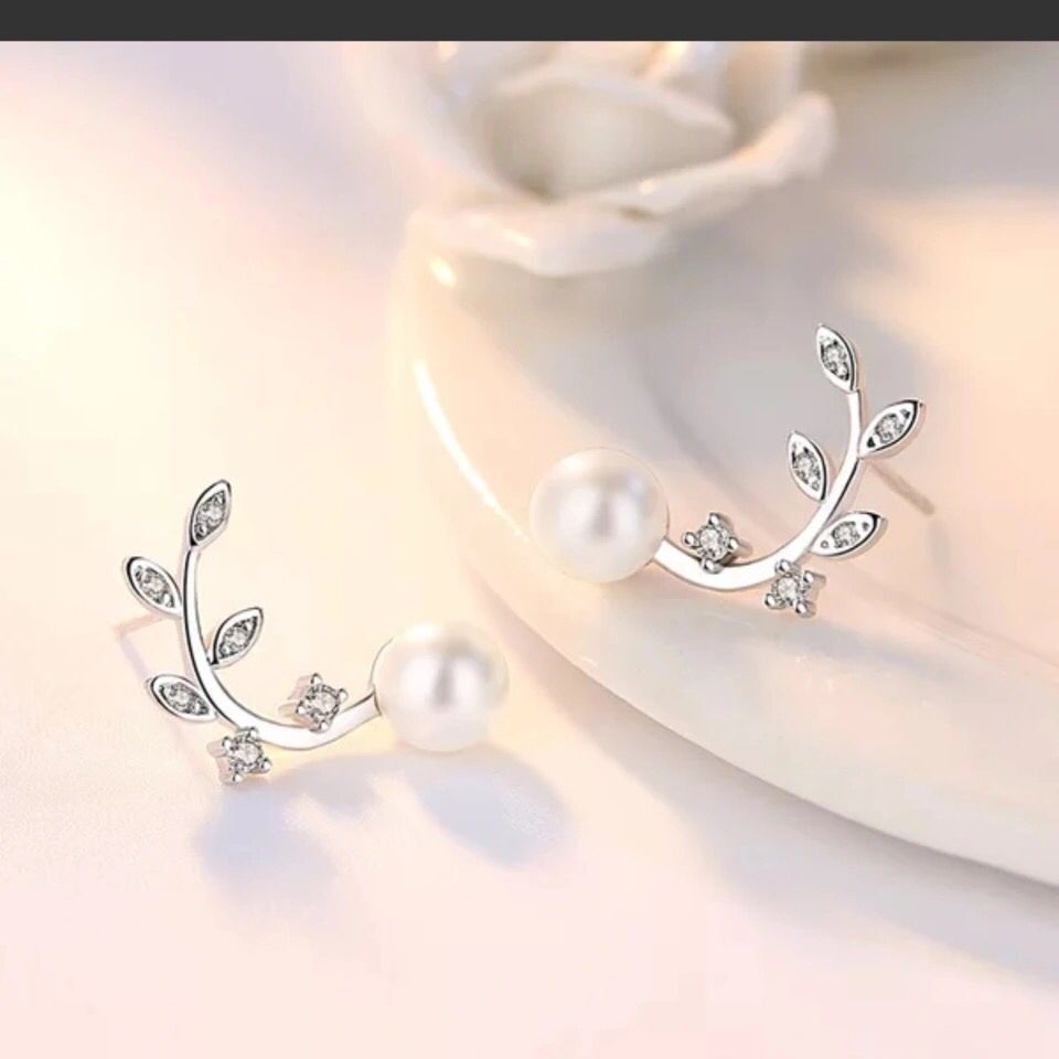 Women's Temperament Flower Shape Pearl Earrings