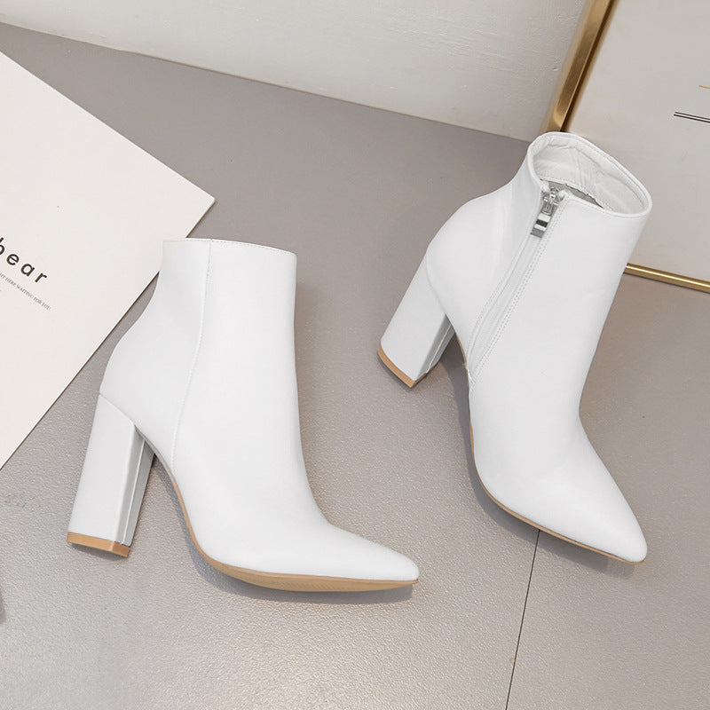 حذاء بتصميم مذهل باللون الأبيض 