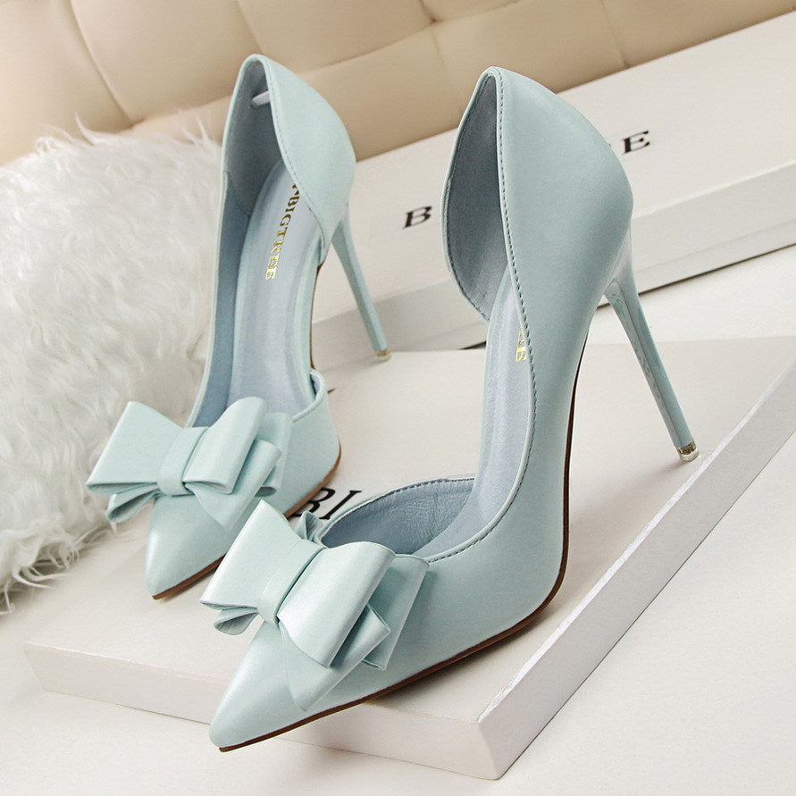 Shallow mouth pointed side hollow shoes