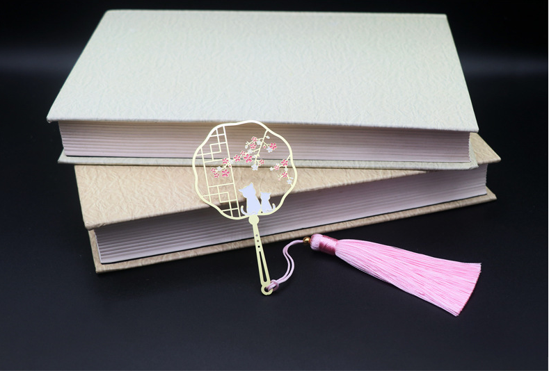 Metal Bookmark And Elegant Folding Fan