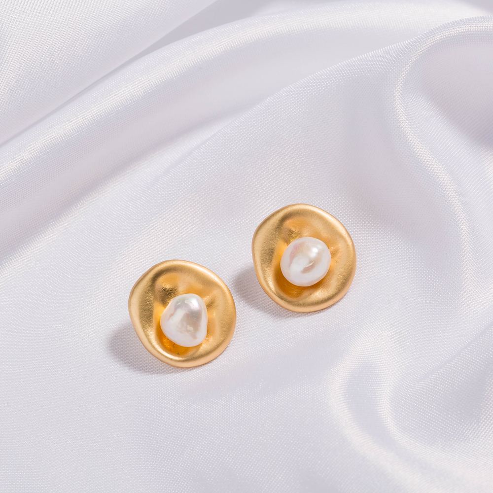 European and American cross-border new accessories, brand new original design, white pearl inlaid golden round earrings